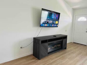 Interior - Adrian's Pad Minutes from WEC, OBS, FAST & HITS. Located off of W Hwy 40 (Ocala)