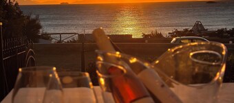 Saroné Villa beachfront & amazing sunset view in Mavro Lithari Athens Riviera