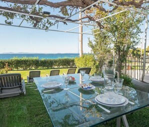 Outdoor dining - Saroné Villa beachfront & amazing sunset view in Mavro Lithari Athens Riviera (Anavissos)