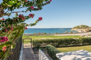 Property grounds - Saroné Villa beachfront & amazing sunset view in Mavro Lithari Athens Riviera (Anavissos)