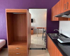 Habitación cuádruple Deluxe | Cocina privada | Frigobar y cafetera y tetera