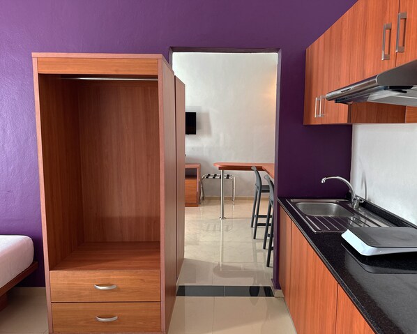 Habitació quàdruple Deluxe | Cuina privada | Frigorífic petit i cafetera i tetera
