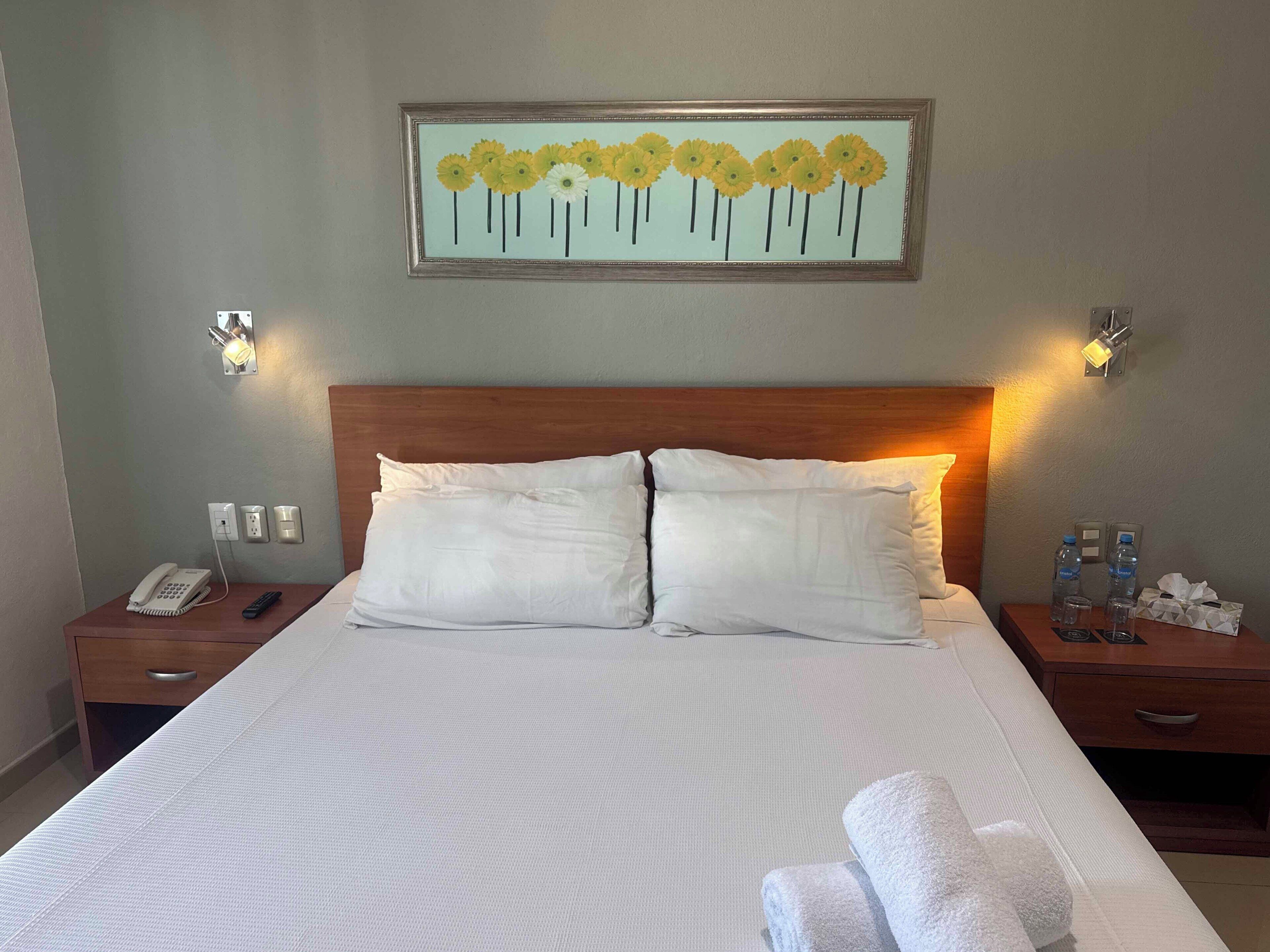 Espacio para trabajar con laptop, wifi gratis y ropa de cama 