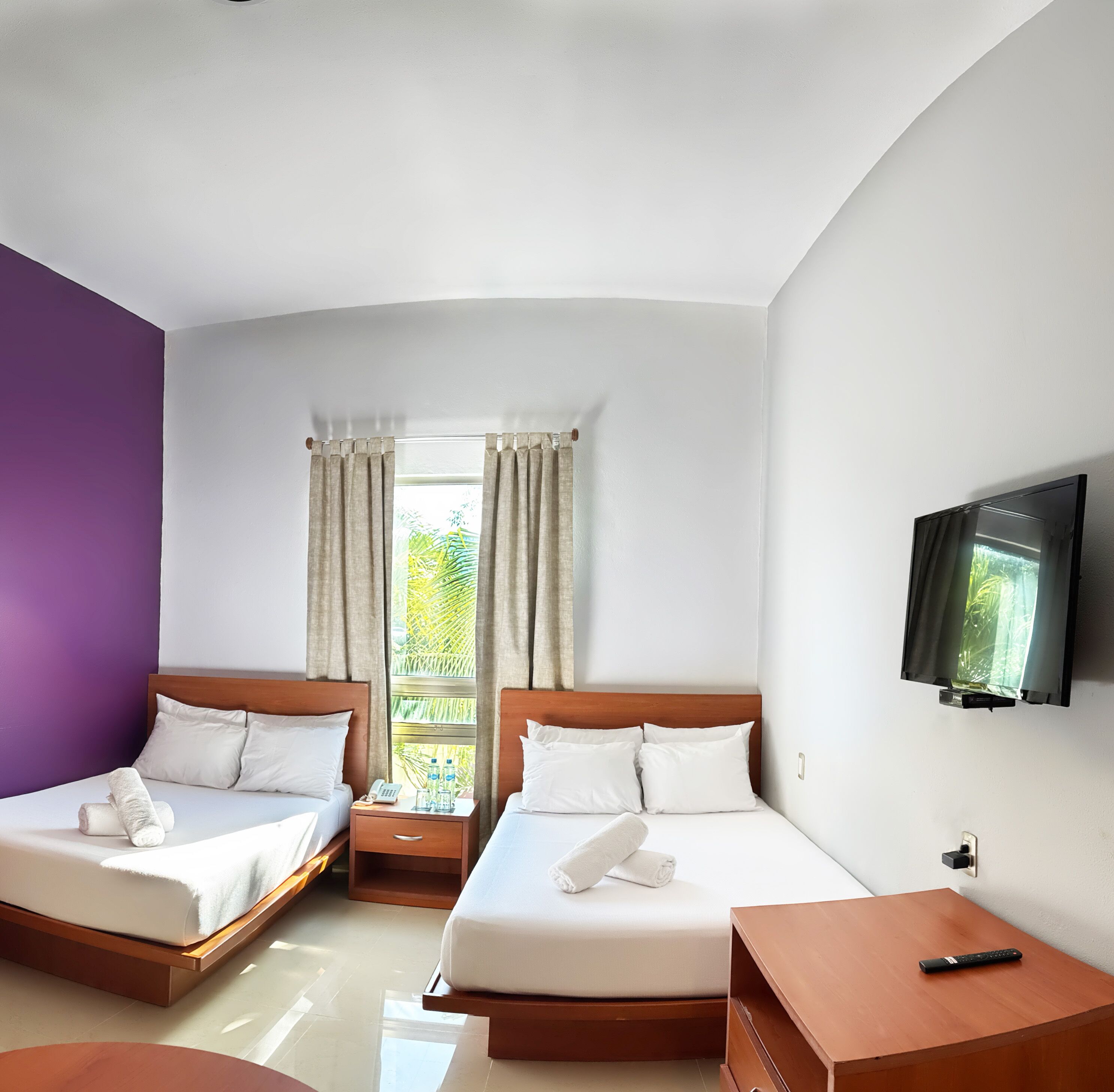 Espacio para trabajar con laptop, wifi gratis y ropa de cama 