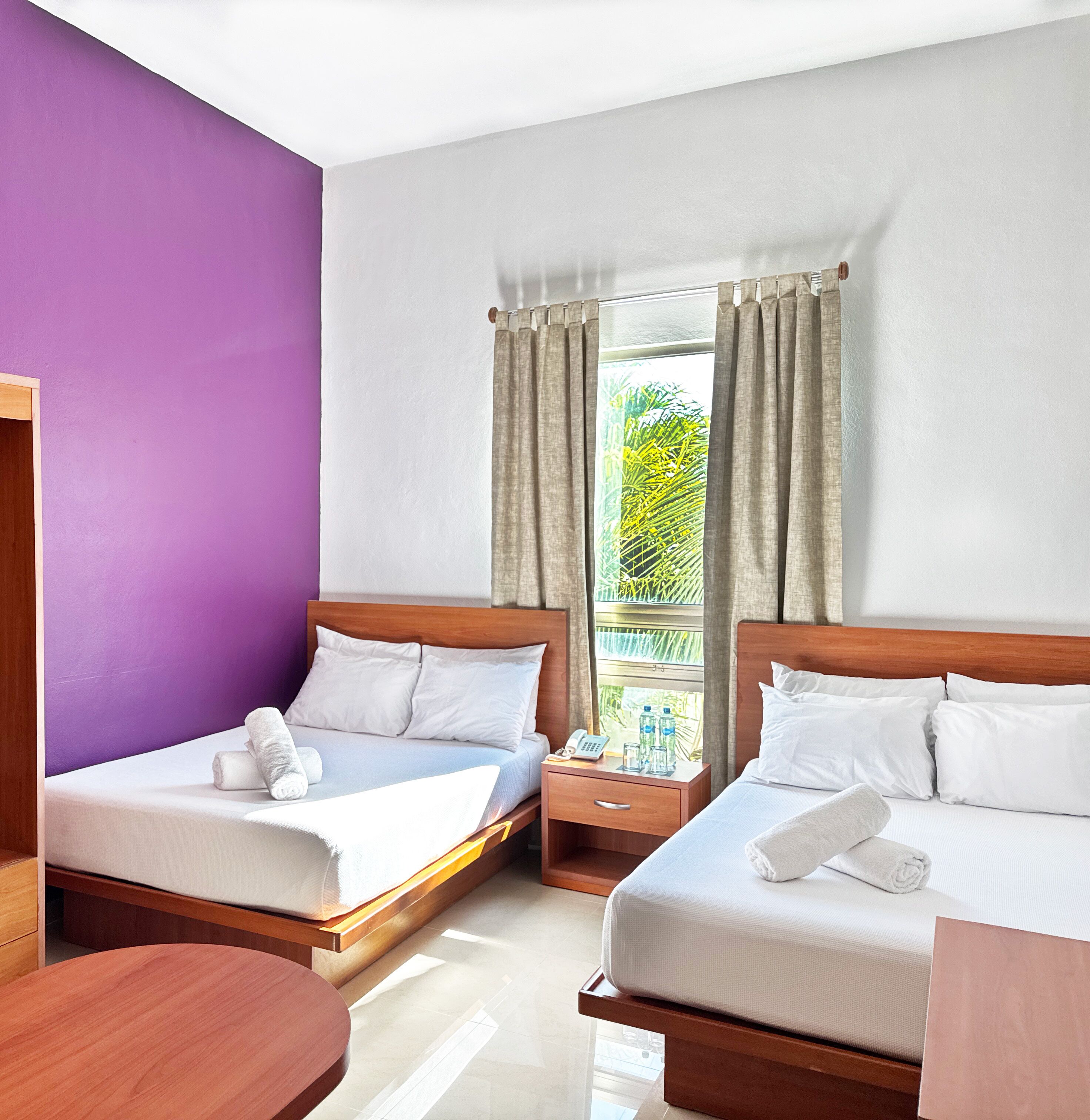 Habitación cuádruple Deluxe | Espacio para trabajar con un portátil, wifi gratis, ropa de cama