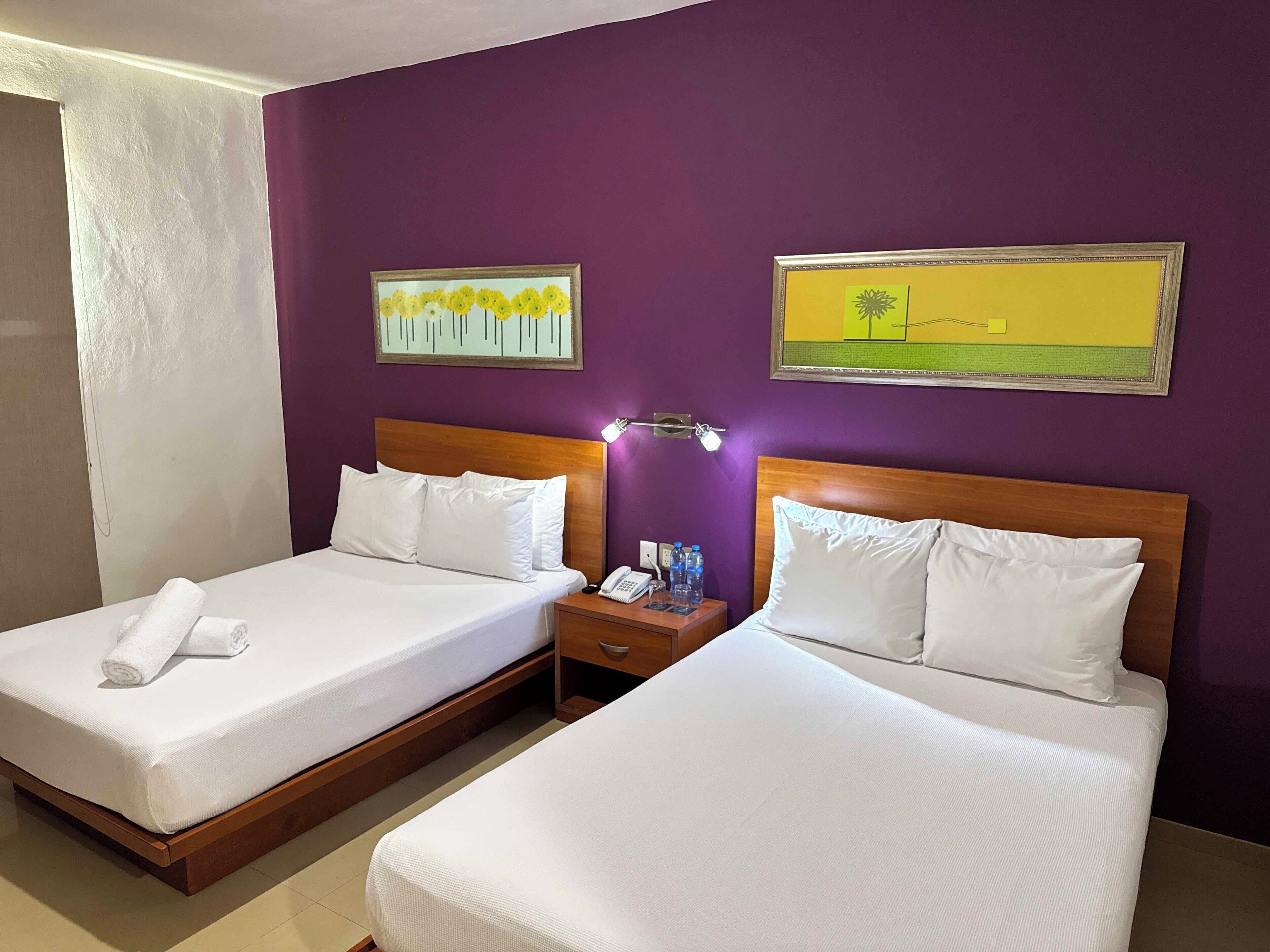 Espacio para trabajar con laptop, wifi gratis y ropa de cama 