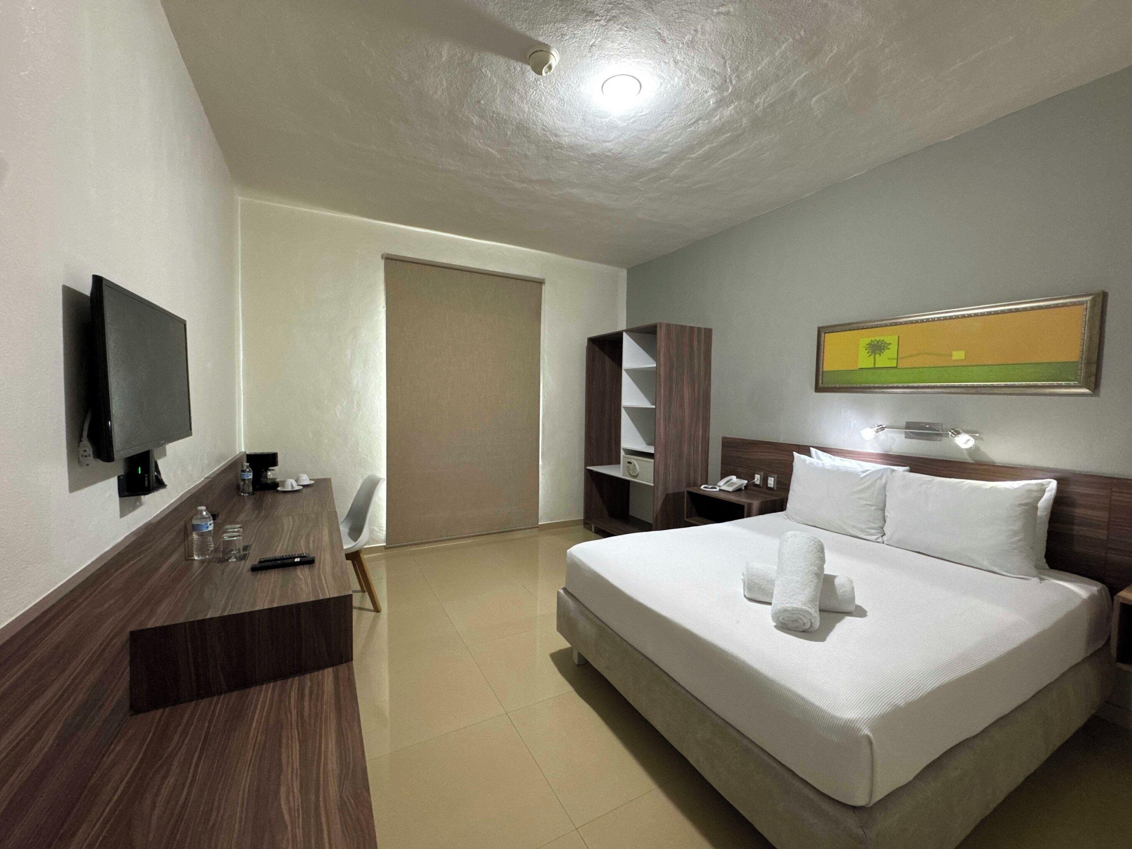 Espacio para trabajar con laptop, wifi gratis y ropa de cama 