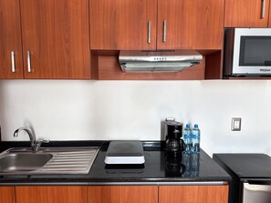 Habitació quàdruple Deluxe | Cuina privada | Frigorífic petit i cafetera i tetera