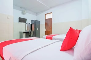Habitación de hotel con dos camas, un televisor, un armario y una puerta.