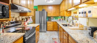 Boone Barn Home | Sleeps 14 | Huge Fenced Yard