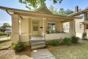 Terrace/patio - 6 Mi to Arrowhead Stadium: Charming Home w/ Porch! (Kansas City)