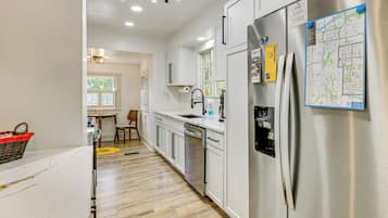 Fridge, microwave, stovetop, dishwasher