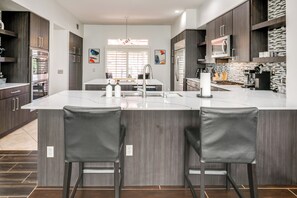 Geladeira, micro-ondas, cooktop, lava-louças