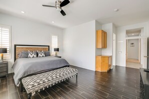 5 bedrooms, iron/ironing board, Internet, bed sheets