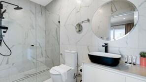 Ducha, secador de pelo, toallas