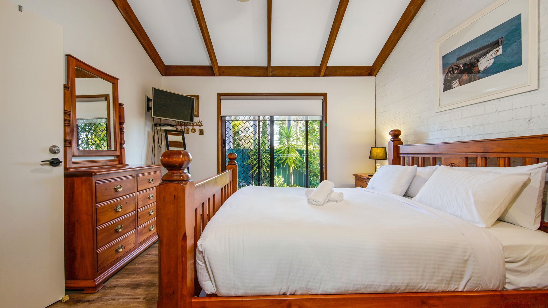 4 makuuhuonetta, työpöytä, ilmainen Wi-Fi, vuodevaatteet