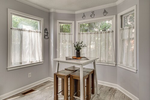 3 Mi to Marina: Quiet Getaway w/ Deck in Lexington