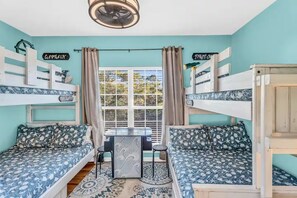 3 عدّة غرف نوم ومكواة/لوح كي وخدمة الإنترنت وملاءات أسرّة