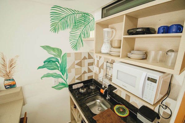 Microwave, coffee/tea maker, toaster, blender