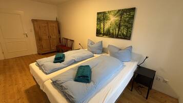 3 bedrooms, iron/ironing board, WiFi, bed sheets