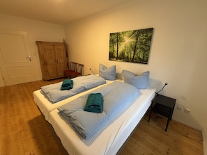 3 habitaciones, tabla de planchar con plancha, wifi y ropa de cama 