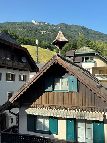 Exclusively renovated, very private but central apartment with large terrace