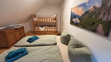 3 bedrooms, iron/ironing board, WiFi, bed sheets