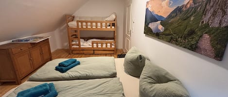 3 bedrooms, iron/ironing board, WiFi, bed sheets