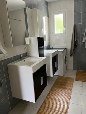Shower, hair dryer - Detached house with pool in Dordogne/Lot located between Sarlat and Rocamadour (Loupiac)