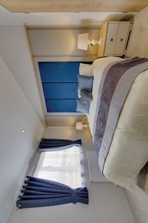 2 Schlafzimmer, individuell dekoriert, individuell eingerichtet