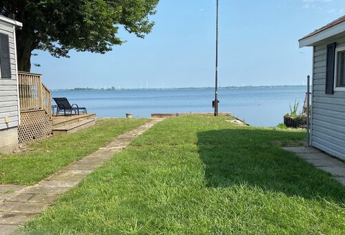 Cozy Cottage on Rondeau Bay in Erieau steps from local restaurants!