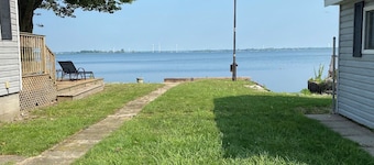 Cozy Cottage on Rondeau Bay in Erieau steps from local restaurants!