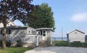 Exterior - Cozy Cottage on Rondeau Bay in Erieau steps from local restaurants! (Erieau)