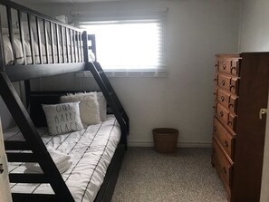 3 bedrooms, iron/ironing board, WiFi, bed sheets - Cozy Cottage on Rondeau Bay in Erieau steps from local restaurants! (Erieau)