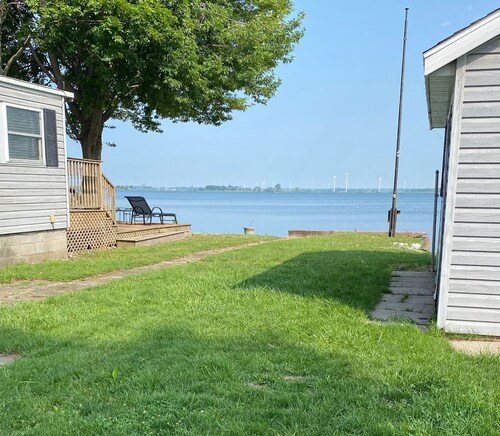 Cozy Cottage on Rondeau Bay in Erieau steps from local restaurants!