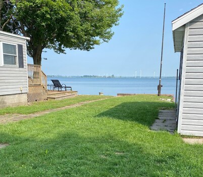 Cozy Cottage on Rondeau Bay in Erieau steps from local restaurants!