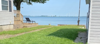 Cozy Cottage on Rondeau Bay in Erieau steps from local restaurants!