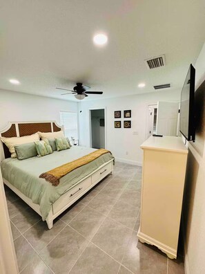 4 bedrooms, iron/ironing board, WiFi, bed sheets