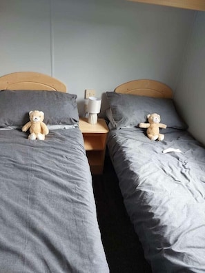 2 Schlafzimmer, individuell dekoriert, individuell eingerichtet
