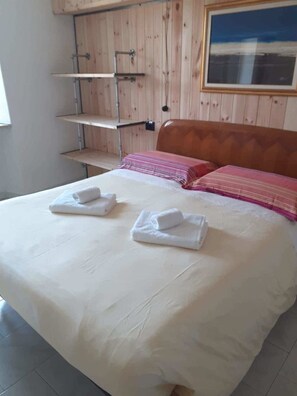 1 habitación, tabla de planchar con plancha, wifi gratis y ropa de cama