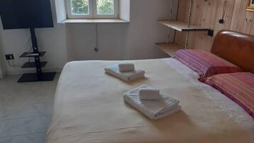 1 habitación, tabla de planchar con plancha, wifi gratis y ropa de cama