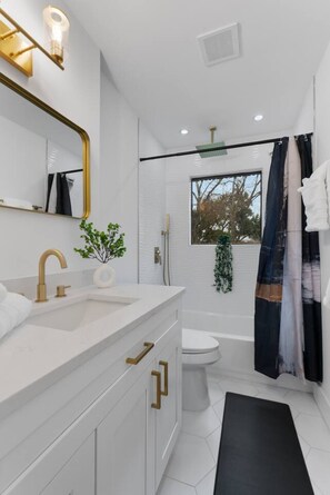 Hair dryer - Game Room - Modern Beautiful Home (Austin)