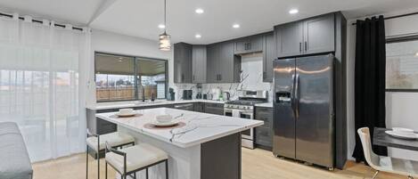 Réfrigérateur, micro-ondes, four, plaque de cuisson