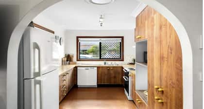 Conveniently located walking distance to beach, shops and restaurants