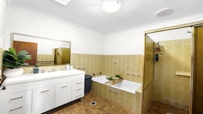 Shower - Conveniently located walking distance to beach, shops and restaurants (Sawtell)