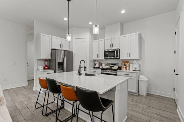 Fridge, microwave, oven, stovetop - Stylish Austin Stay - Spacious Design - Lux Home (Austin)