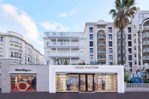 Unclassified image, 3 of 21, button - The Suite du Comte - Private Terrasse and Park View (Cannes)