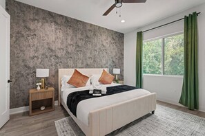 5 bedrooms, desk, iron/ironing board, WiFi - Combined Luxurious Home - Up to 18 Guests (Austin)