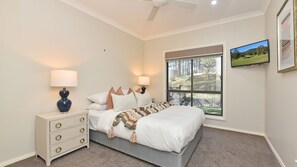 5 Schlafzimmer, Schreibtisch, Bügeleisen/Bügelbrett, kostenloses WLAN