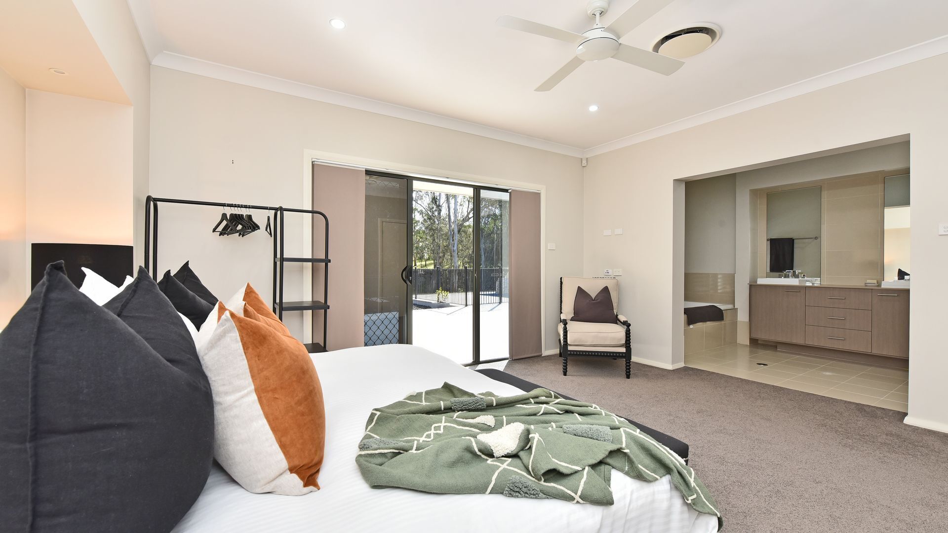 5 bedrooms, desk, iron/ironing board, free WiFi
